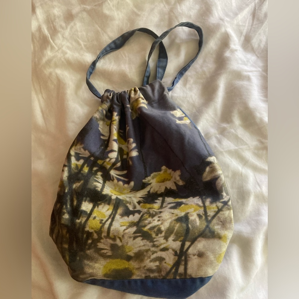 Vintage, small cotton backpack. Daisy print on blue background.